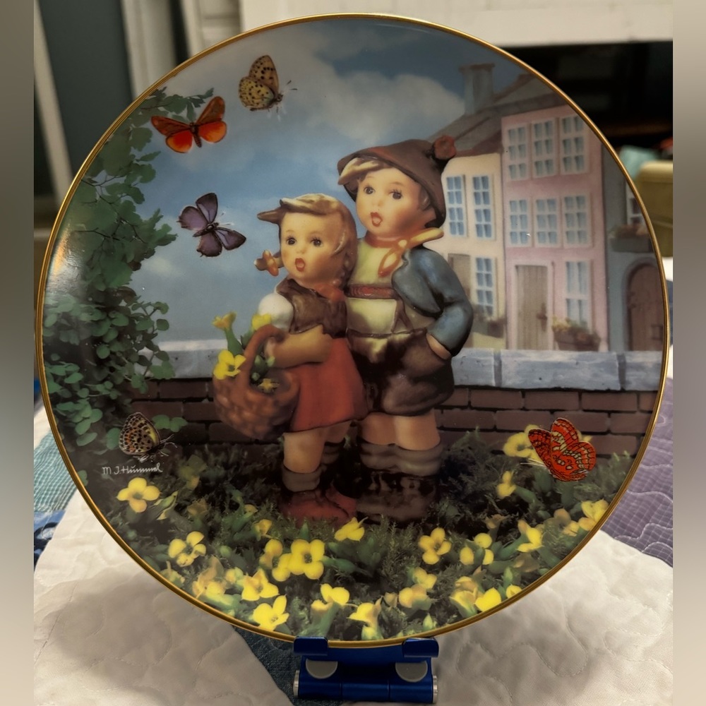 MJ HUMMEL “surprise” plate. Plate number VB5064.